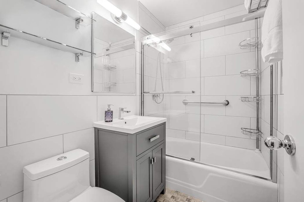 245 East 24th Street, Unit 6B photo 2