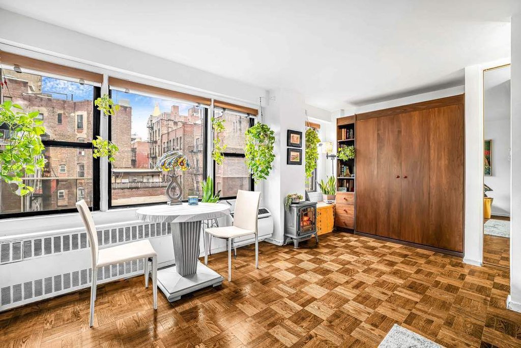 245 East 24th Street, Unit 6B photo 3