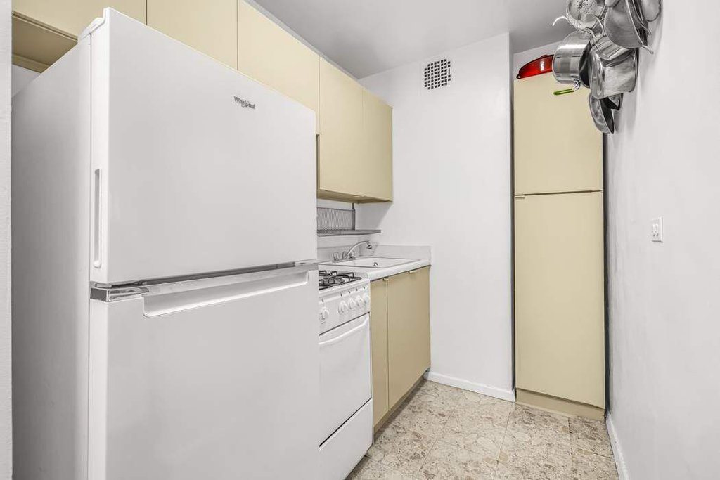 245 East 24th Street, Unit 6B photo 5