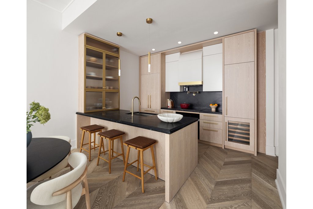 660 Lexington Avenue, Unit 3A