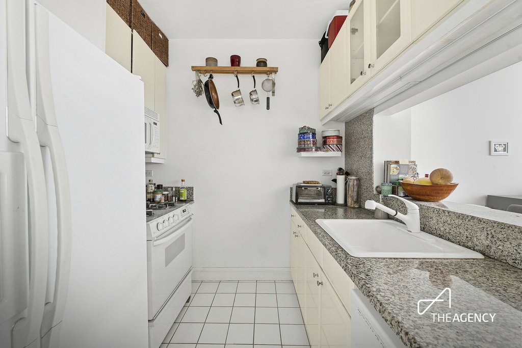 200 Riverside Boulevard, Unit 12B photo 2