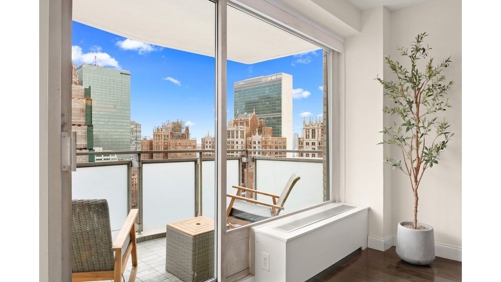 300 East 40th Street, Unit 27B photo 4