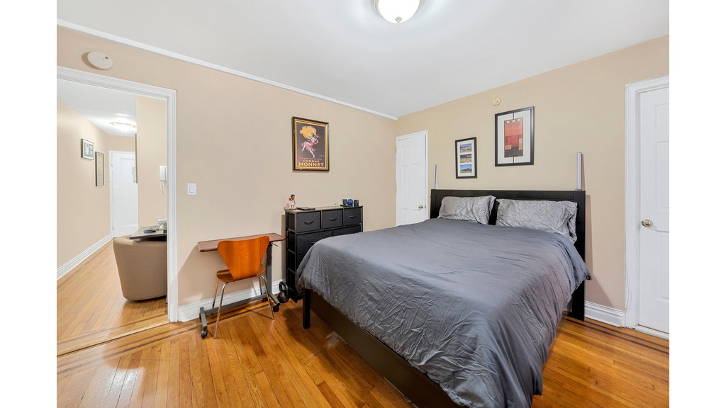 142 East 49th Street, Unit 3D photo 2
