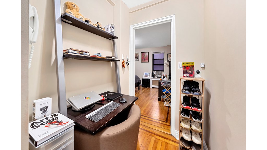 142 East 49th Street, Unit 3D photo 3