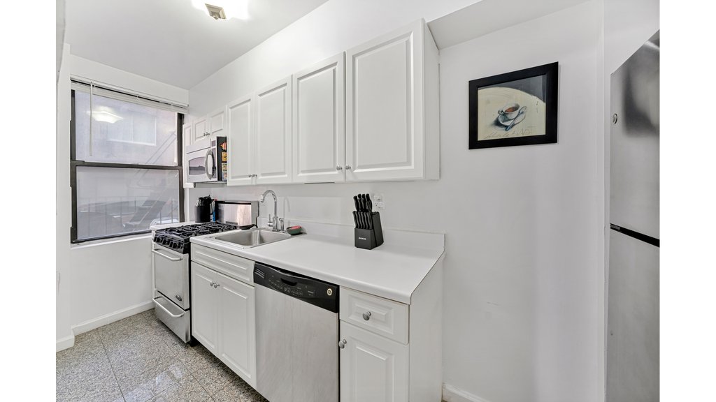 142 East 49th Street, Unit 3D photo 4