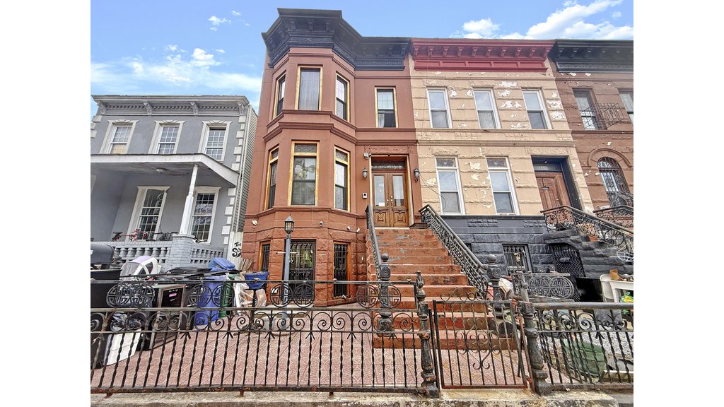 916 Putnam Avenue