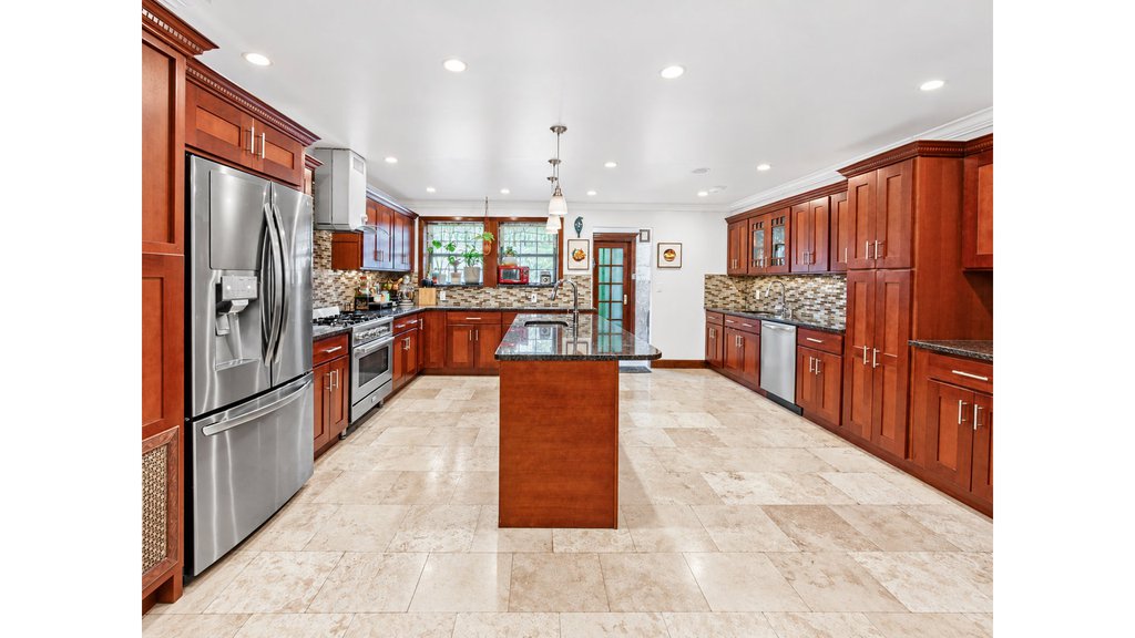 916 Putnam Avenue – For Sale photo 3