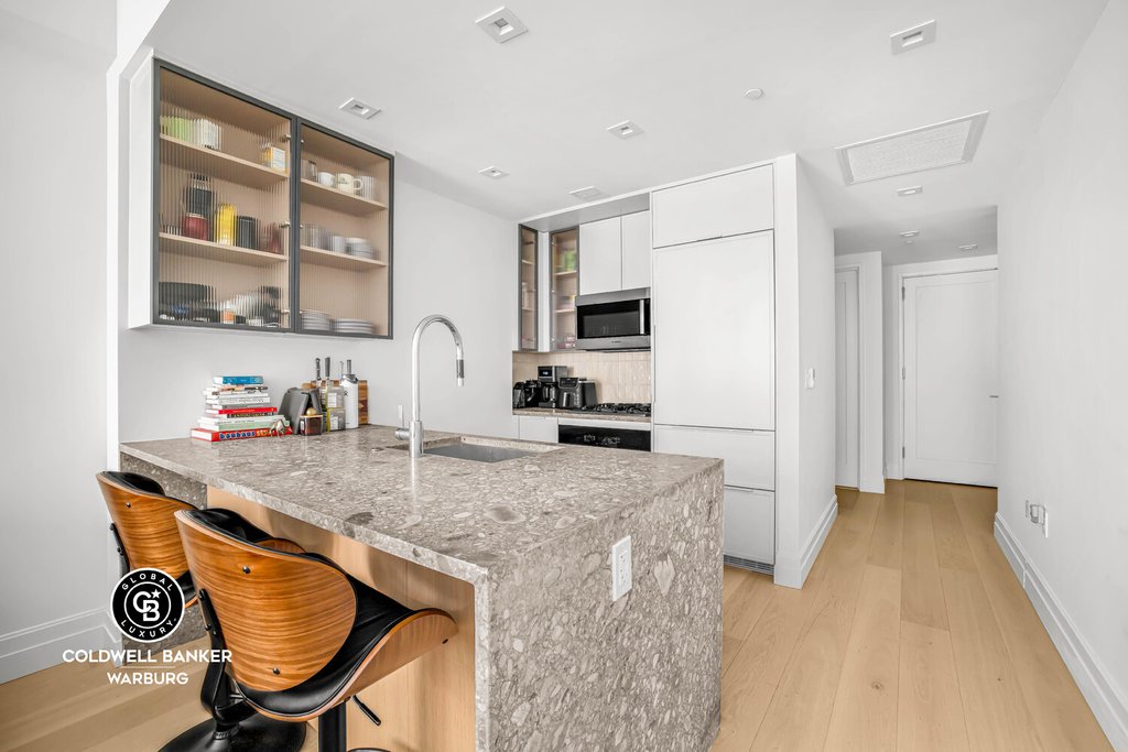 222 East Broadway, Unit 2B photo 3