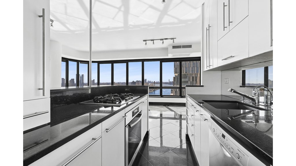 530 East 76th Street, Unit 33H photo 5