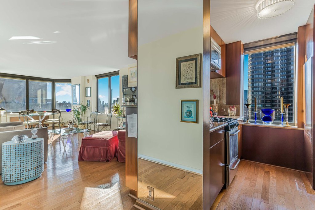 415 East 37th Street, Unit 37N photo 4