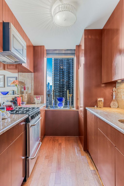 415 East 37th Street, Unit 37N photo 6