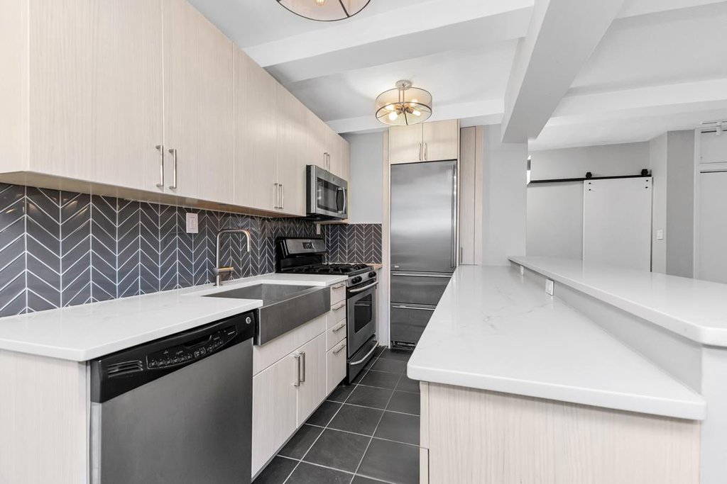 155 East 49th Street, Unit 5A photo 4