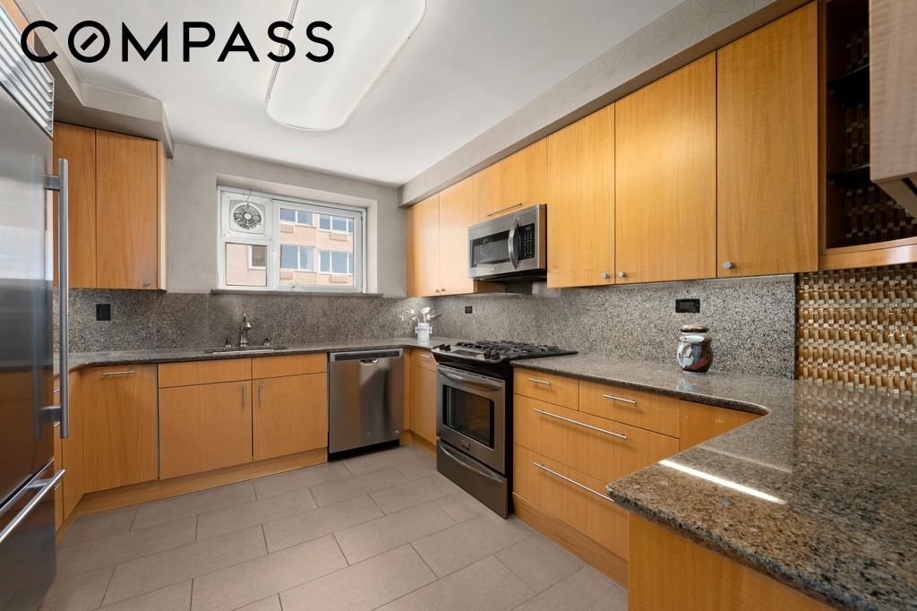 25 Sutton Place South, Unit 18M photo 5