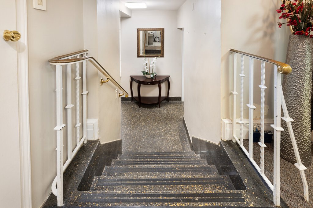 895 Park Avenue, Unit 1B photo 5