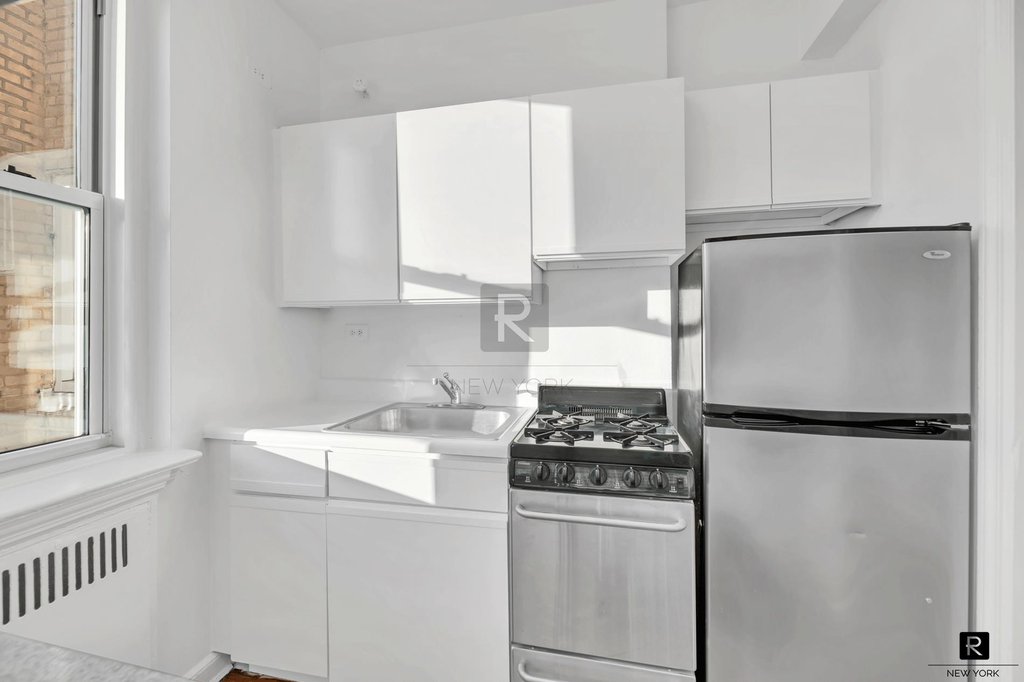 310 West 55th Street, Unit 6K photo 5