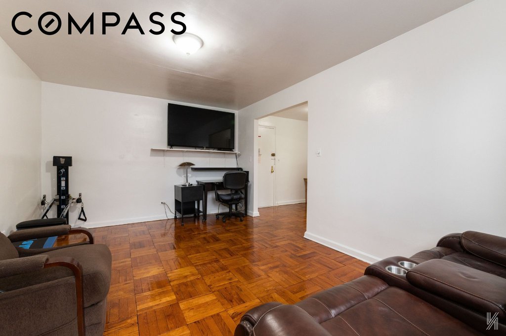 33-24 Junction Boulevard, Unit 1R photo 4