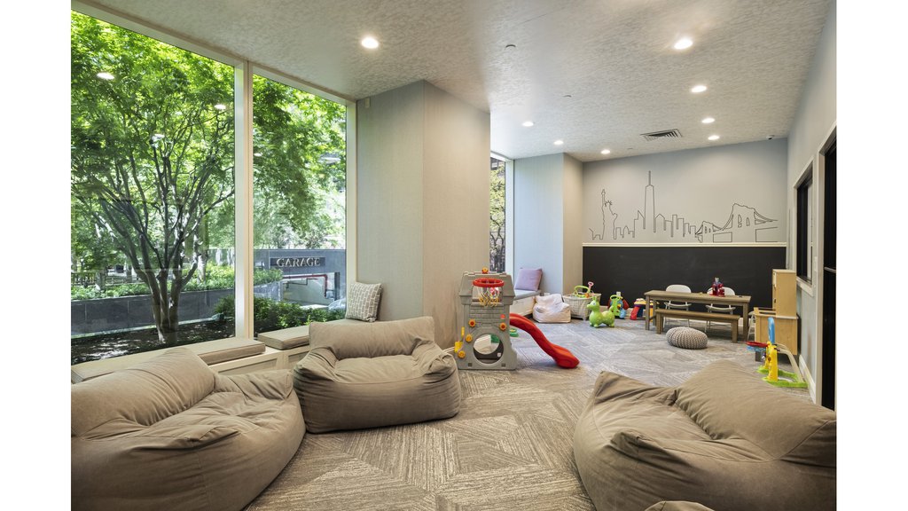 845 United Nations Plaza, Unit 82B photo 19