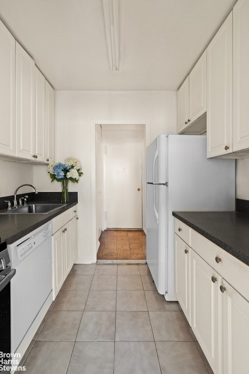 1725 York Avenue, Unit 17G photo 5