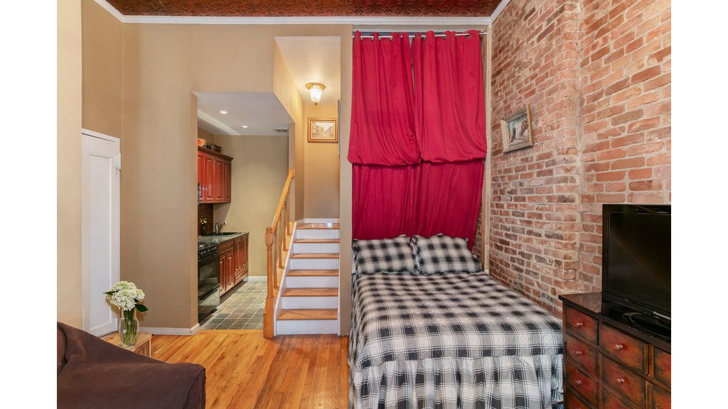 136 West 70th Street, Unit 3 photo 2