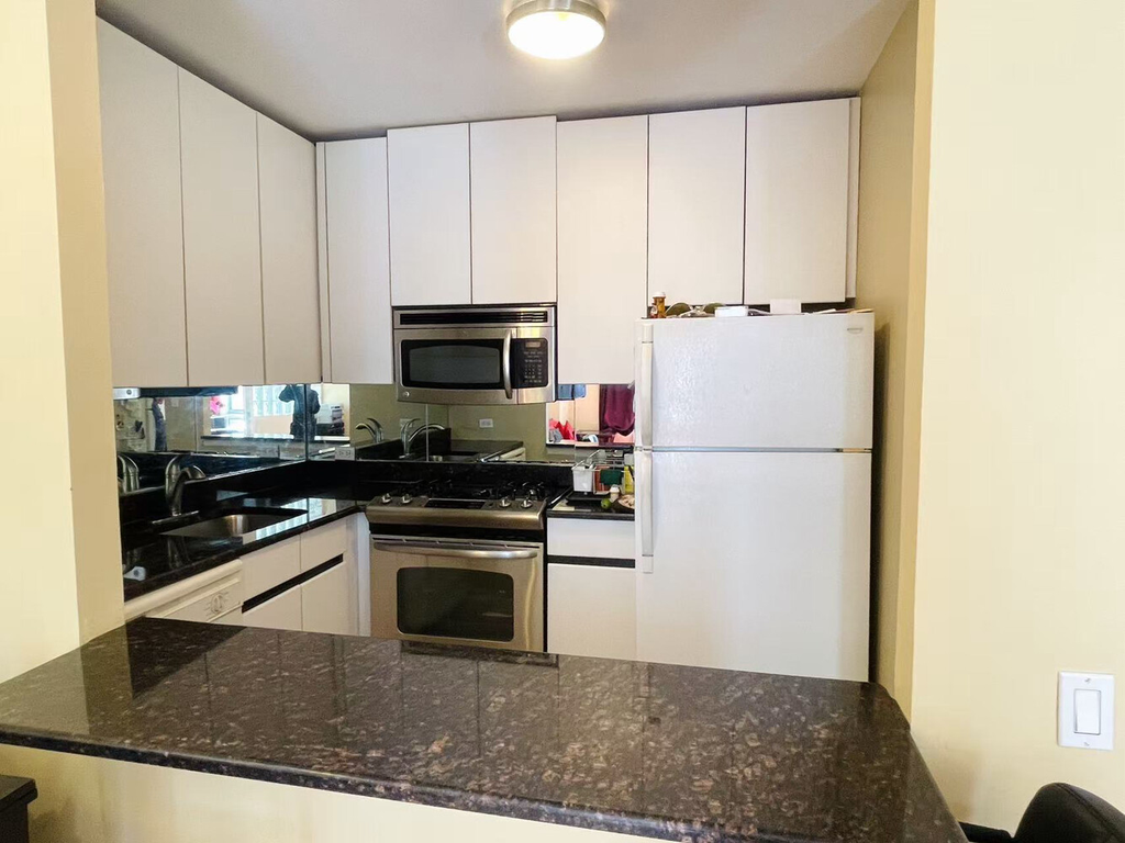21 South End Avenue, Unit 333 photo 2