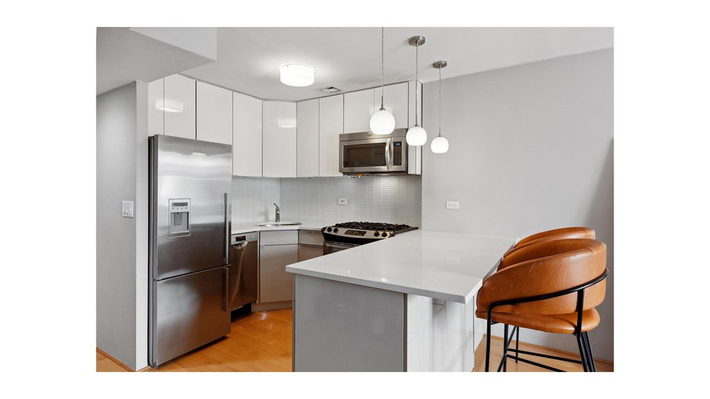 215 East 24th Street, Unit 820 photo 3