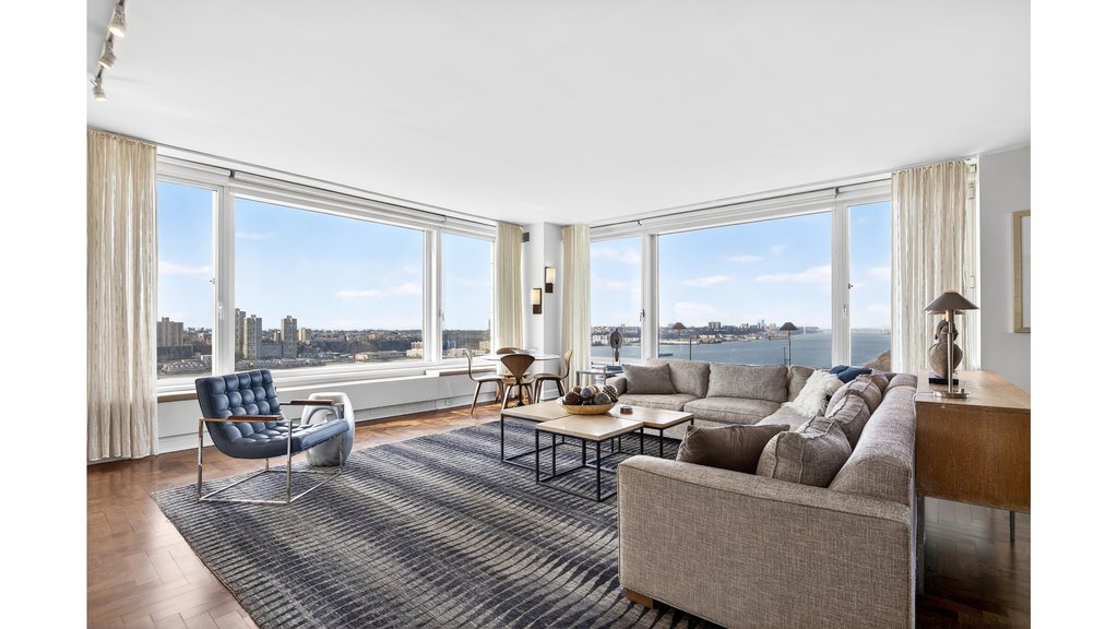 240 Riverside Boulevard, Unit 27A