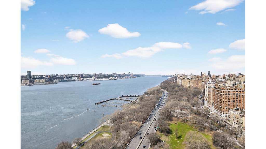 240 Riverside Boulevard, Unit 27A photo 3