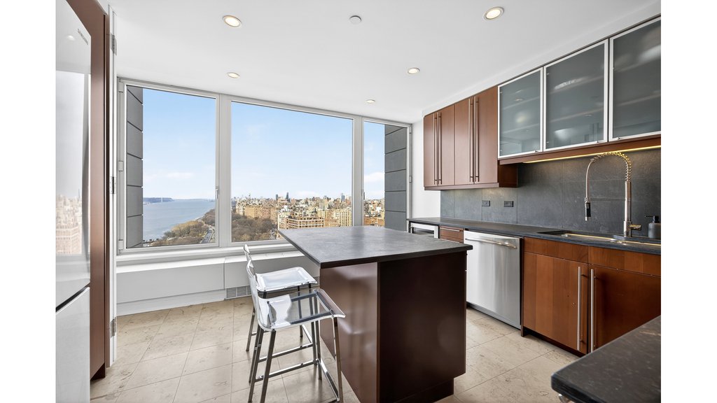 240 Riverside Boulevard, Unit 27A photo 16
