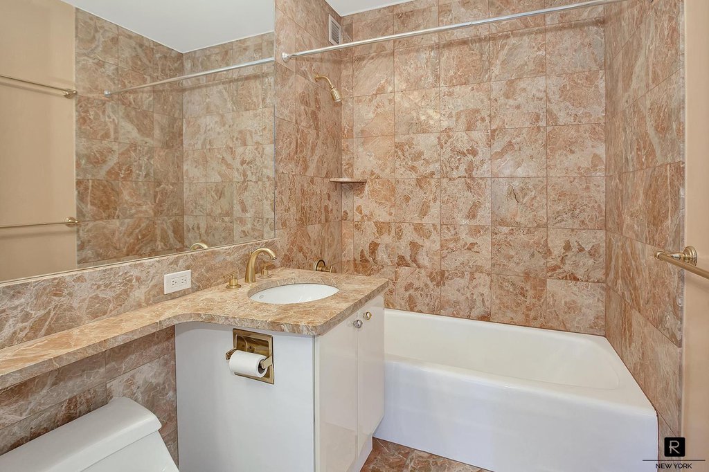 200 Riverside Boulevard, Unit 408 photo 4