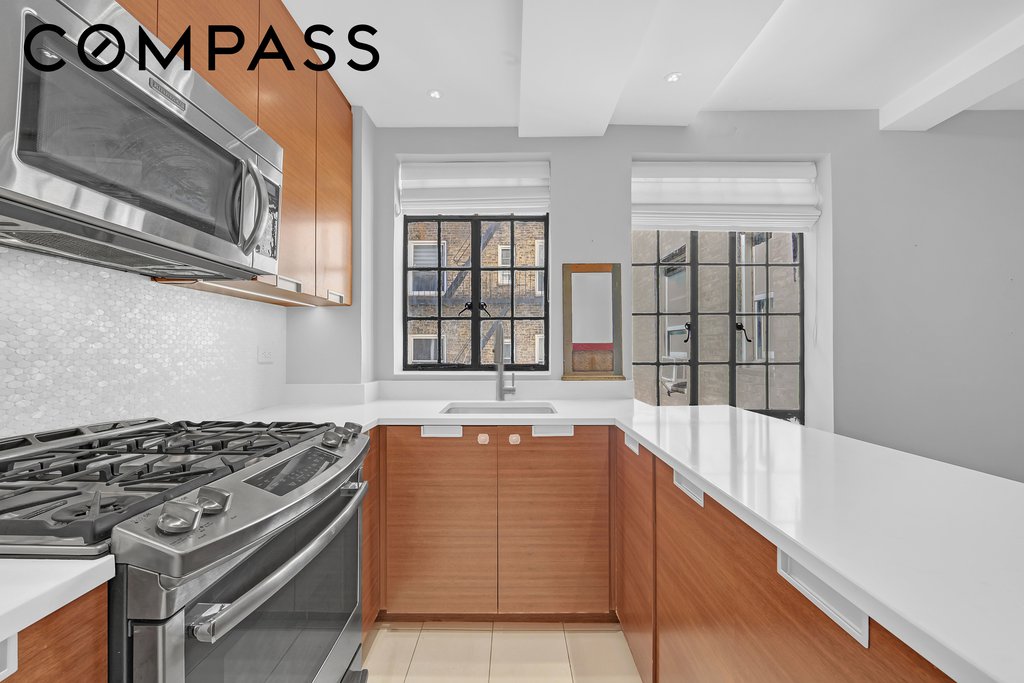 333 East 43rd Street, Unit 705 photo 2