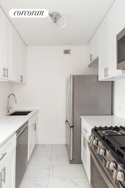 250 South End Avenue, Unit 11E photo 6