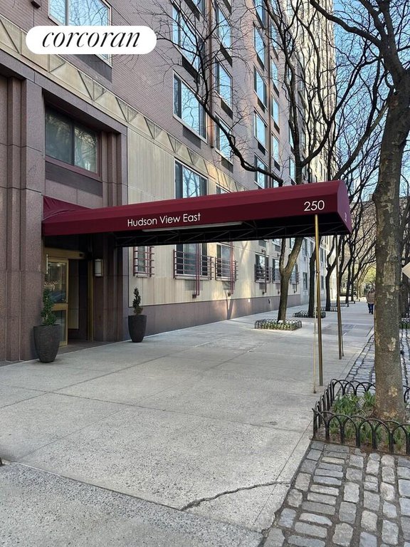 250 South End Avenue, Unit 11E photo 10