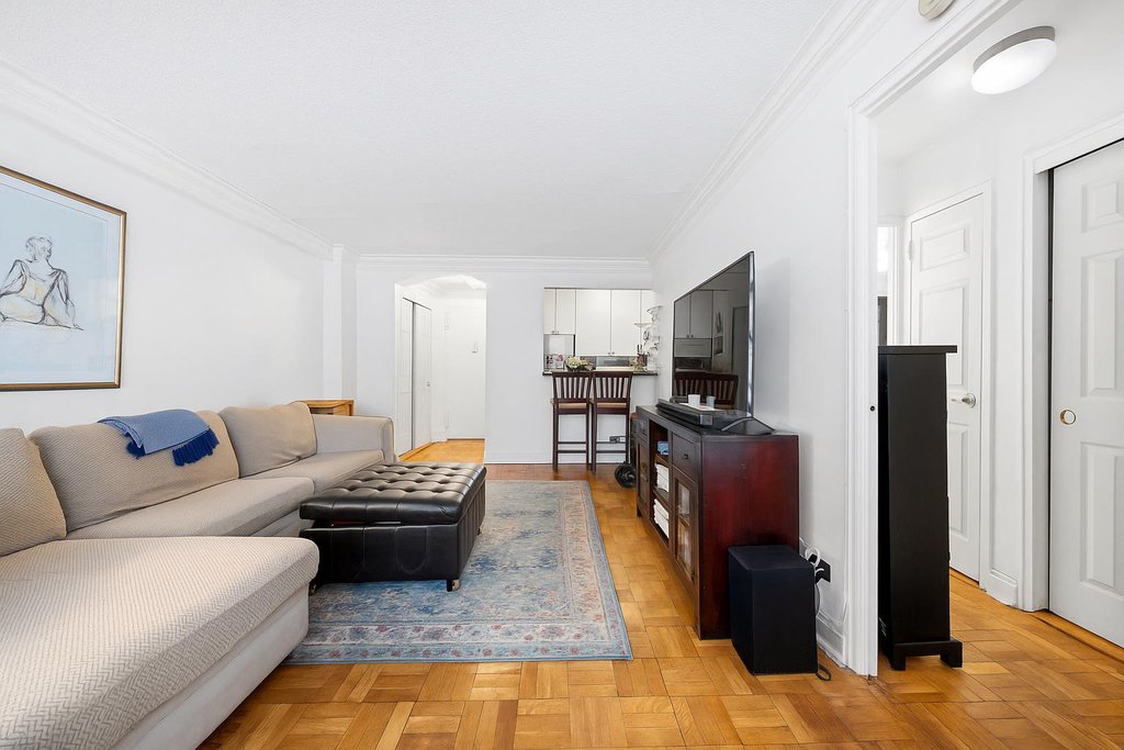 310 East 70th Street, Unit 1G photo 3