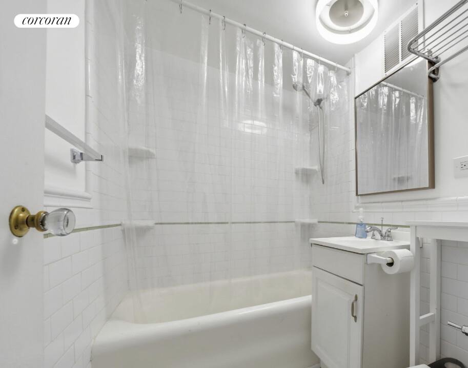 320 East 42nd Street, Unit 2117 photo 4
