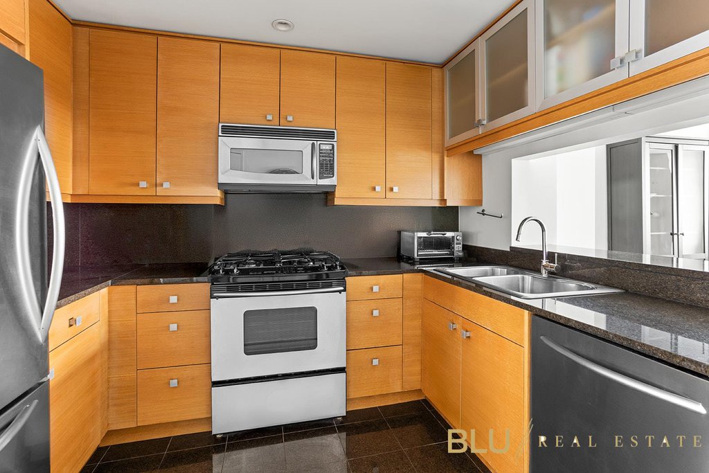 120 Riverside Boulevard, Unit 11L photo 3