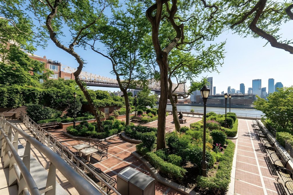 20 Sutton Place South, Unit 10/11A photo 34