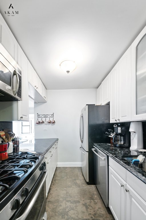 220 East 54th Street, Unit 12H photo 4