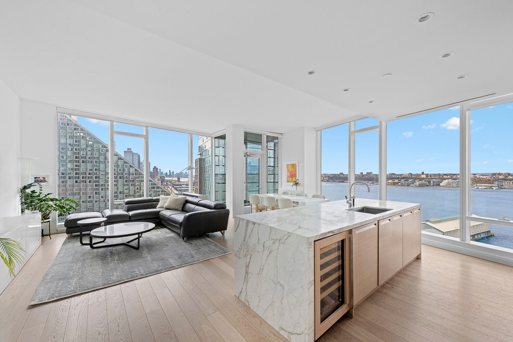 30 Riverside Boulevard, Unit 21M