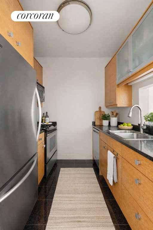 120 Riverside Boulevard, Unit 11P photo 3