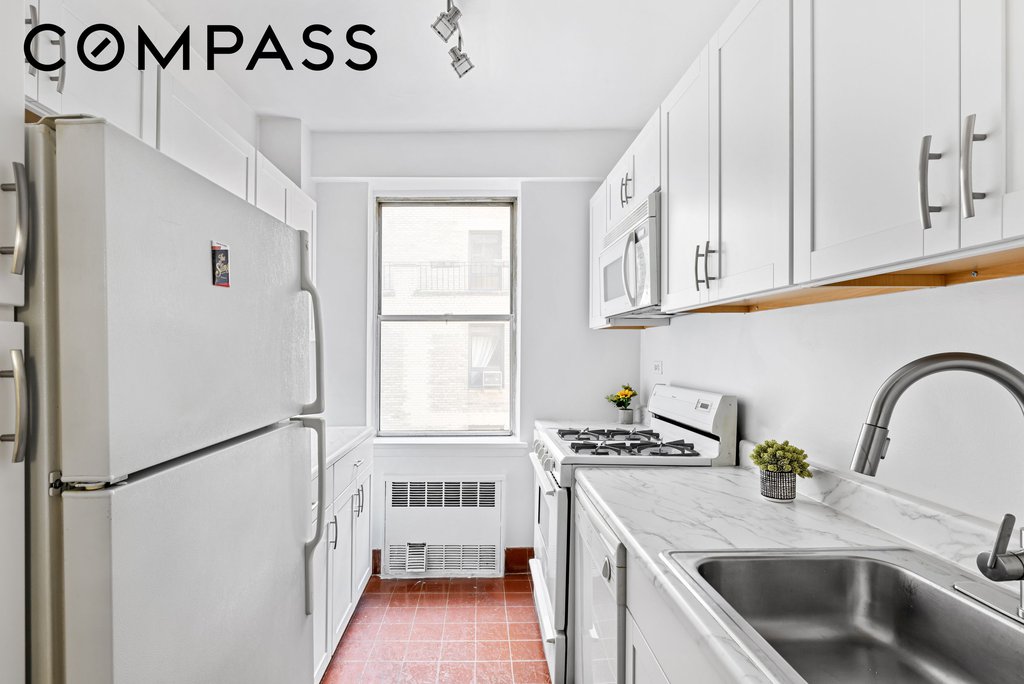 12 Beekman Place, Unit 9D photo 5