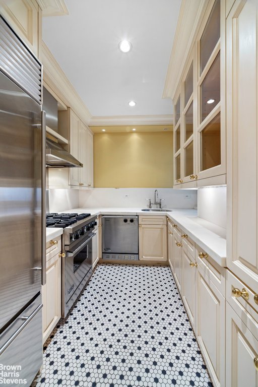 14 Sutton Place South, Unit 6F photo 9
