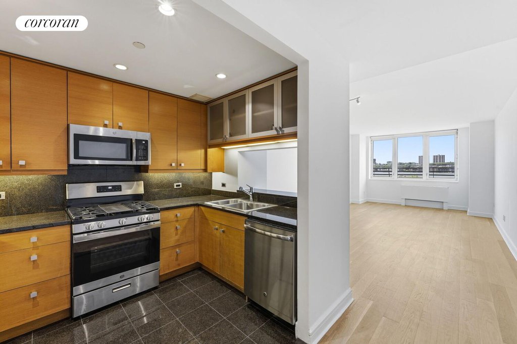 120 Riverside Boulevard, Unit 5L photo 7
