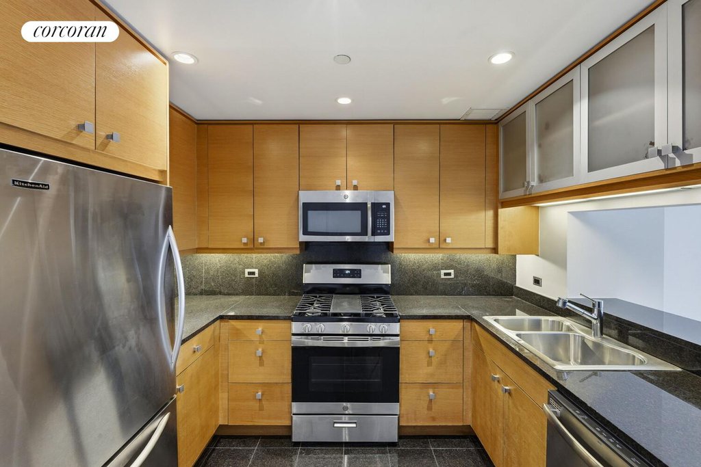 120 Riverside Boulevard, Unit 5L photo 8