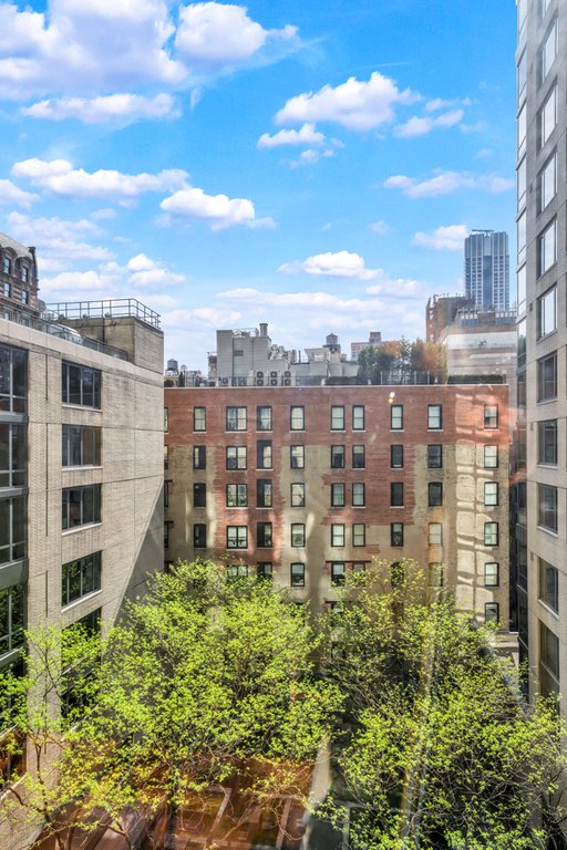 220 Riverside Boulevard, Unit 7V photo 2