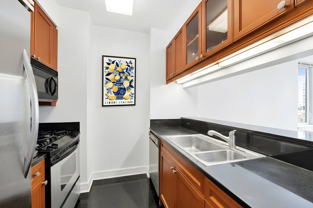 220 Riverside Boulevard, Unit 7V photo 3