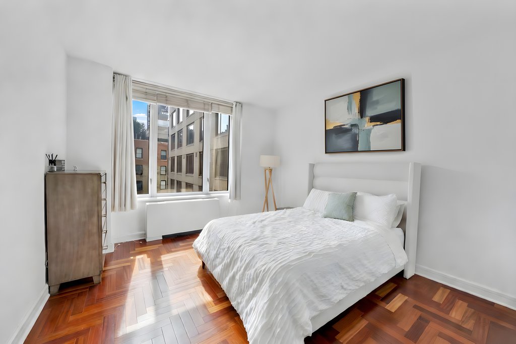 220 Riverside Boulevard, Unit 7V photo 4