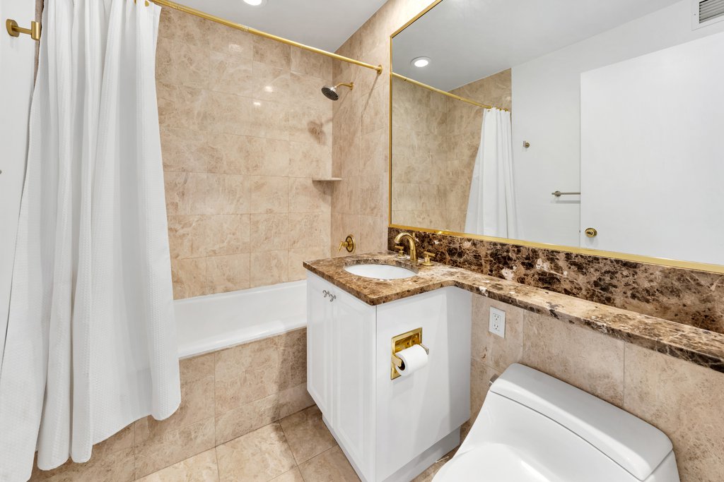 220 Riverside Boulevard, Unit 7V photo 5