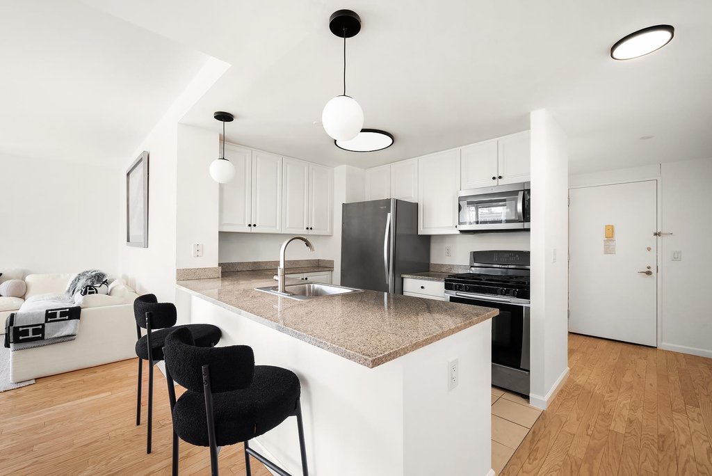 425 Main Street, Unit 4E photo 3