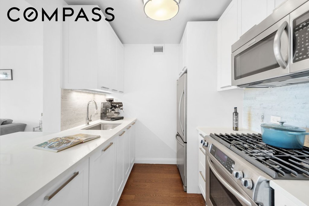 200 East 94th Street, Unit 1412 photo 4