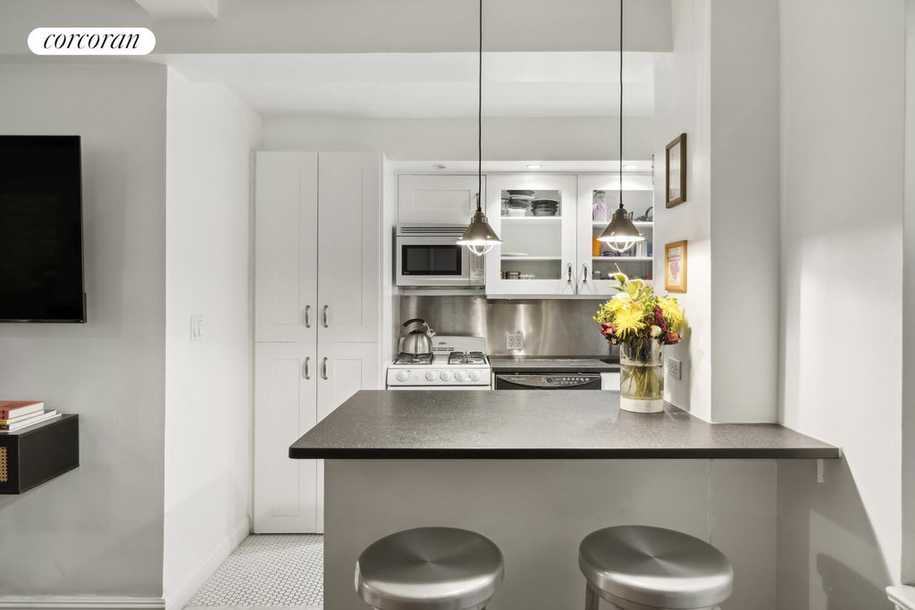 424 East 52nd Street, Unit 2D photo 5